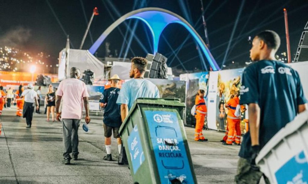 imagem de pessoas com lixões, no Carnaval do Rio de Janeiro; foto ilustra matéria sobre reciclagem recorde no Carnaval da Sapucaí