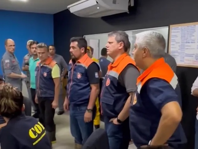 Tarcísio de Freitas, governador de SP, visita COI ao lado de Felipe Augusto após chuvas em São Sebastião.