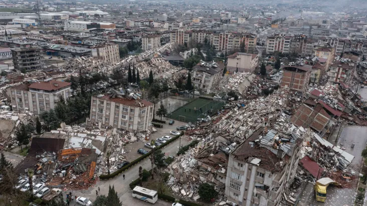 imagem de prédios destruídos na Turquia e Síria, com o terremoto que aconteceu na última segunda-feira (6); foto ilustra matéria sobre os 11 mil mortos.