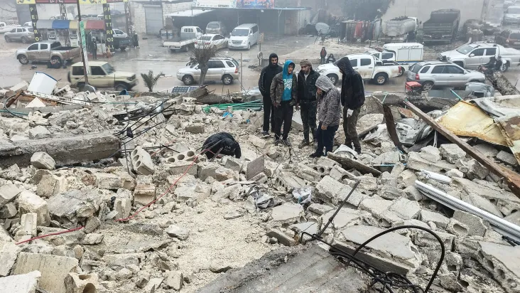 imagem dos escombros e prédios destruídos com os terremotos que atingiram a Turquia e a Siria