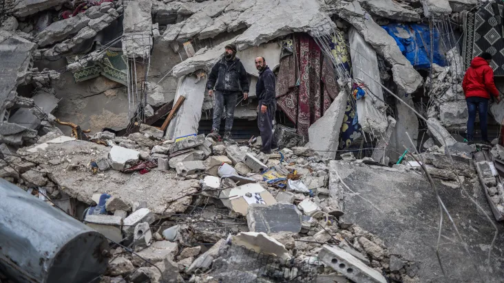 imagem de destroços e prédios que caíram, por conta dos terremotos, na Turquia e Síria