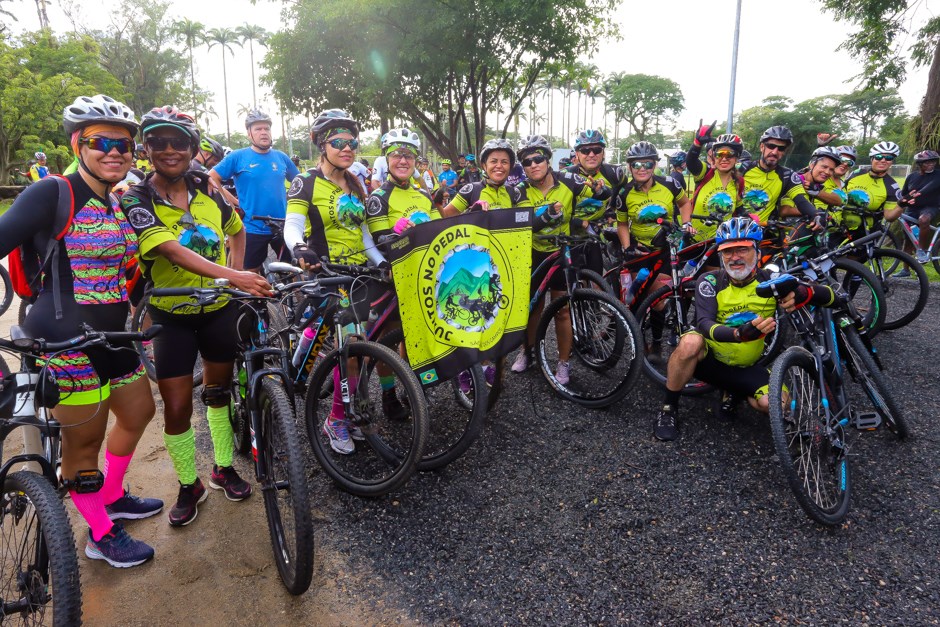 img-responsive imagem com várias pessoas e suas respectivas bicicletas, em SJC; foto ilustra matéria da primeira edição da Trip Bike.