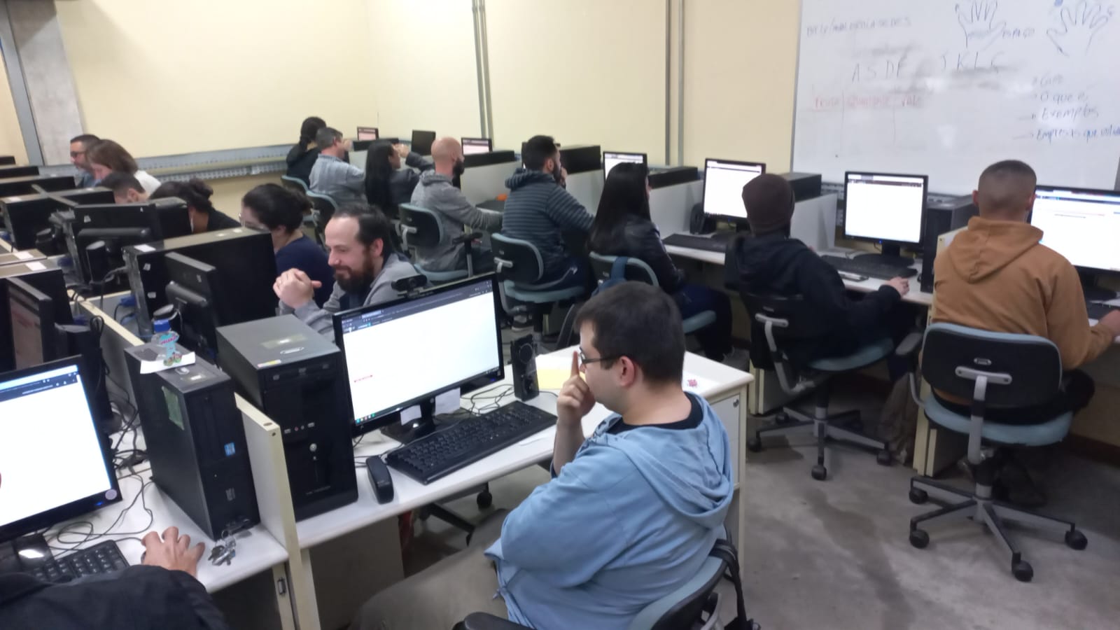 imagem de alunos dentro de uma sala de aula com vários computadores; foto ilustra matéria sobre vestibular da Univesp em Taubaté.