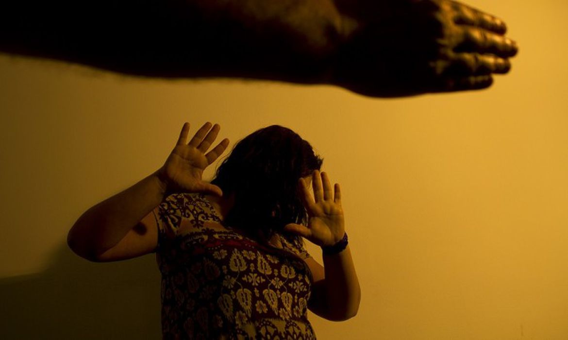 imagem de uma mulher cobrindo o rosto e uma mão de um homem, retratando violência doméstica; foto ilustra matéria sobre Câmara de Jacareí que manteve veto à lei que obriga condomínios a denunciarem casos de violência doméstica