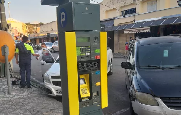 imagem de um parquímetro de Taubaté; foto ilustra matéria sobre aumento da taxa da zona azul em Taubaté