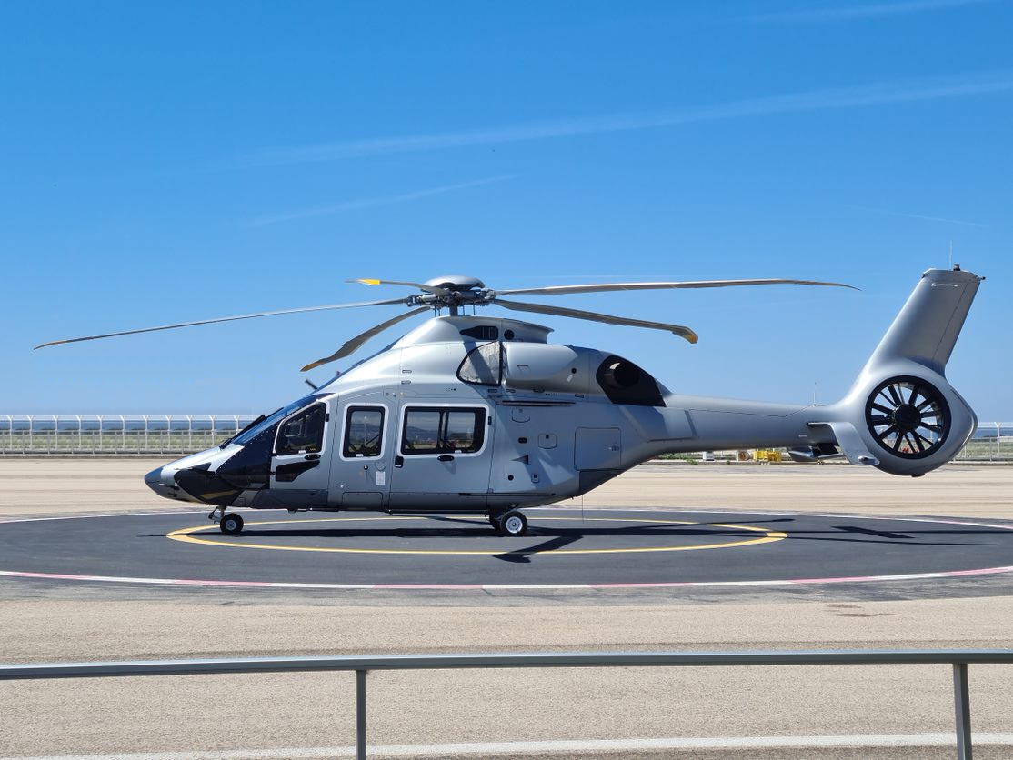 helicóptero operado pela ocean explorer em hangar