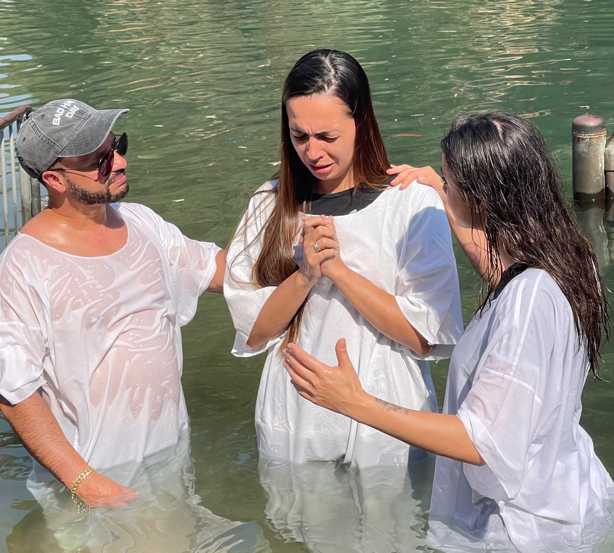Paloma sendo batizada no Rio Jordão; foto ilustra matéria: De Pinda para o mundo: jovem realiza sonho depois de vender doces no semáforo