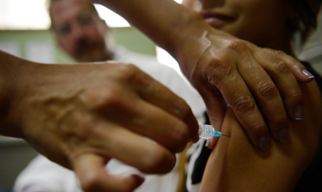 imagem de uma pessoa sendo vacinada; foto ilustra matéria sobre Brasil está abaixo da meta de vacinação contra HPV, mostra estudo