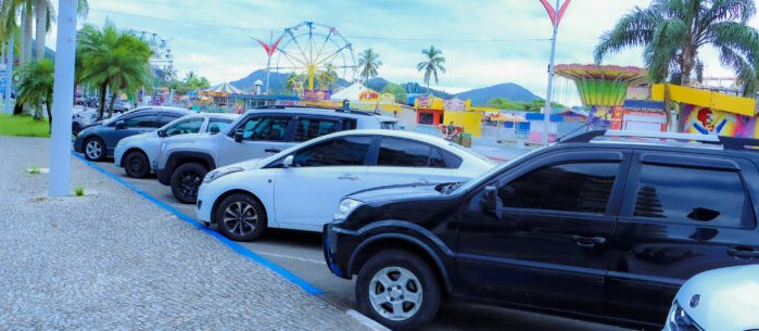 imagem de carros estacionados em Caraguá; foto ilustra matéria sobre Caraguatatuba amplia vagas de estacionamento rotativo a partir de segunda (6)