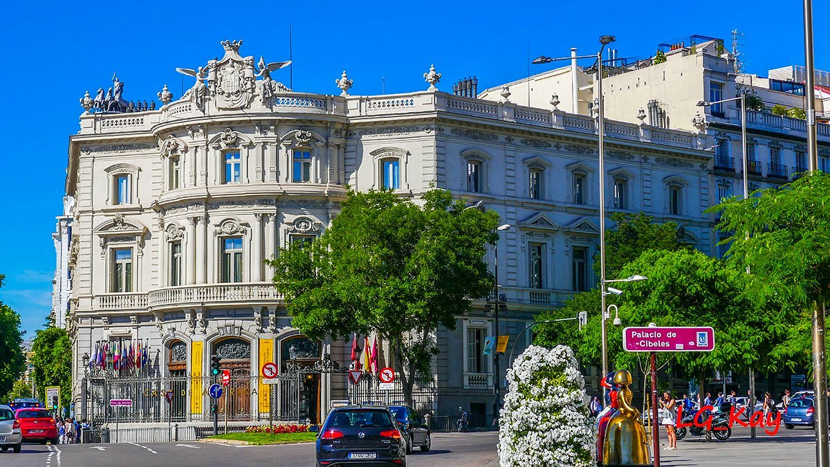 Casa de América, em Madrid, Espanha, um dos locais que a equipe do Governo de São Paulo visitará; foto mostra um edifício de concreto em meio à árvores, ao fundo um céu azul e carros passando à frente.