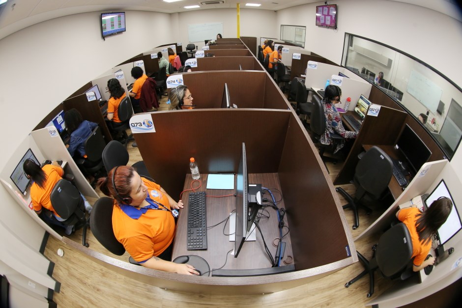 imagem de atendentes de telemarketing; foto ilustra matéria sobre Central de Agendamento da Saúde tem novo telefone em SJC