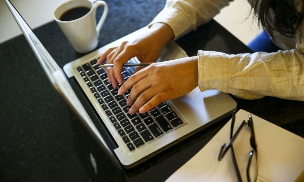 imagem de pessoa mexendo no computador; foto ilustra matéria sobre Curso gratuito de jornalismo pós-cultura digital tem inscrições abertas