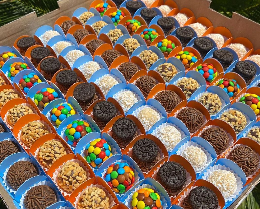 Doces personalizados de brigadeiro; foto ilustra matéria: De Pinda para o mundo: jovem realiza sonho depois de vender doces no semáforo