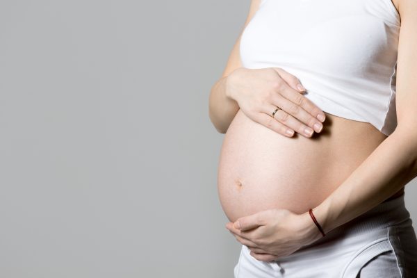 imagem de mulher grávida; foto ilustra matéria sobre Em Jacareí, grávidas e puérperas recebem vacina bivalente a partir de segunda (20)