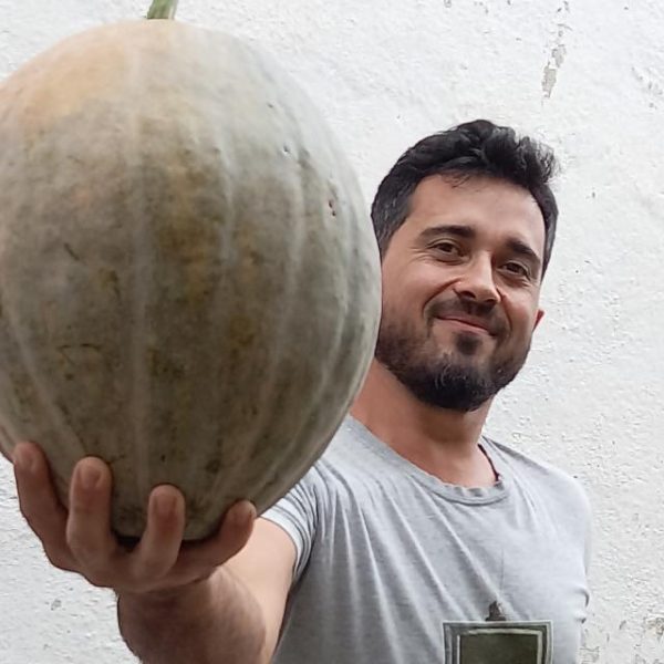 imagem do Flávio Vasconcelos com uma abóbora na mão