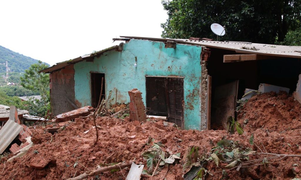 imagem de casas totalmente destruídas em Sâo Sebastião; foto ilustra matéria sobre Governo de SP anuncia 500 novas moradias aos desabrigados em São Sebastião.
