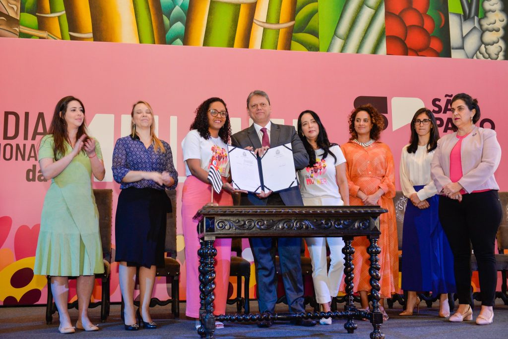 imagem do governador Tarcísio de Freitas, com mulheres ao lado, assinando decreto; foto Governo de SP libera R$50 mi em crédito para mulheres empreendedoras