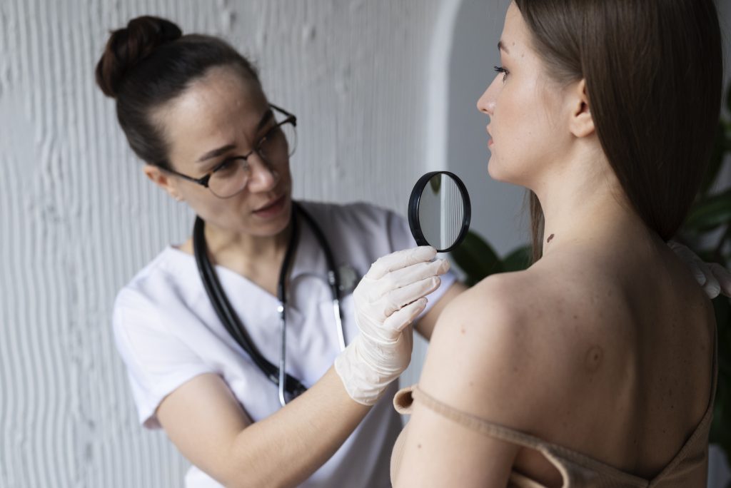 imagem de uma mulher sendo examinada; foto ilustra matéria sobre Jacareí realiza Campanha Especial de Saúde da Mulher em março