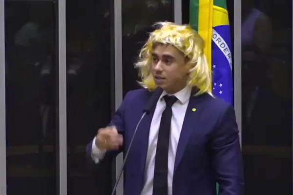 deputado federal nikolas ferreira com peruca loira discursando na câmara sobre pessoas trans