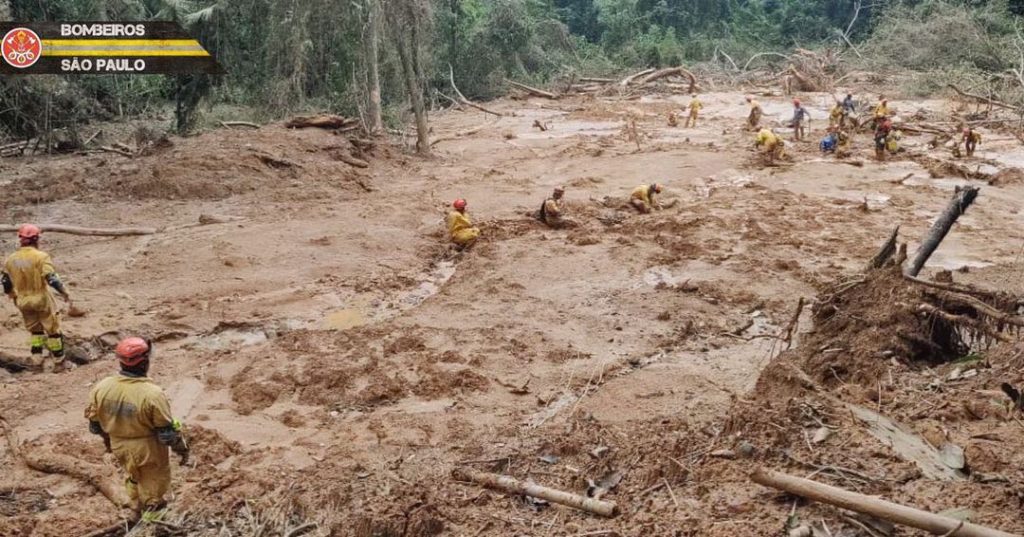 foto de buscas por vítimas na região do Baleia Verde, em São Sebastião; foto ilustra matéria sobre novos alagamentos em São Sebastião