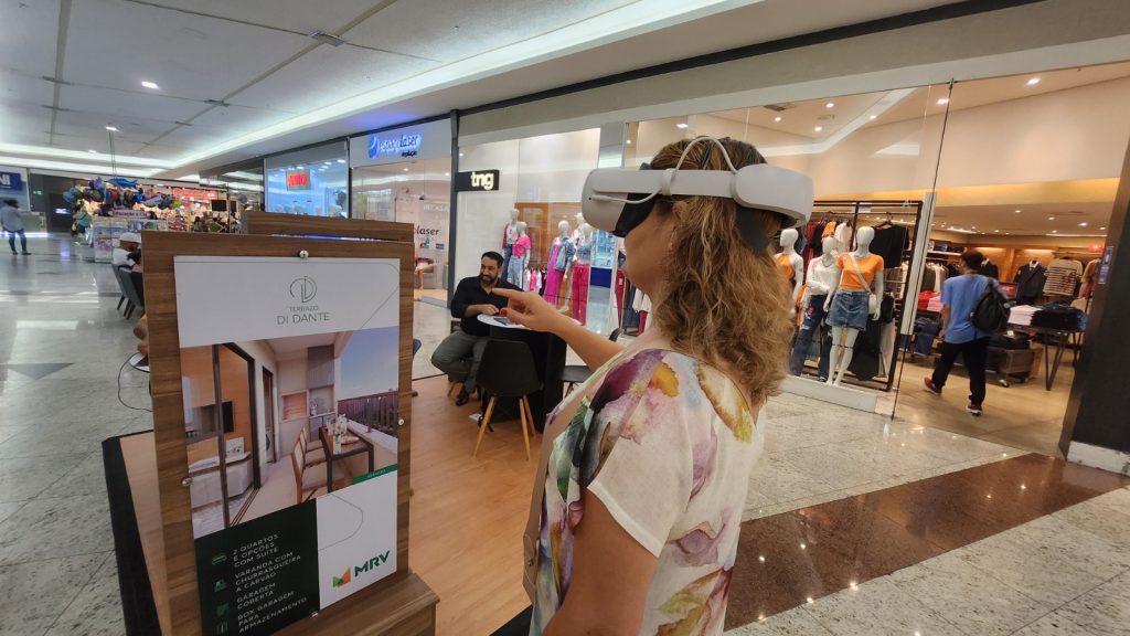 imagem de pessoa com óculos de realidade virtual; foto ilustra matéria sobre Pela primeira vez, realidade virtual é usada em mercado imobiliário de SJC
