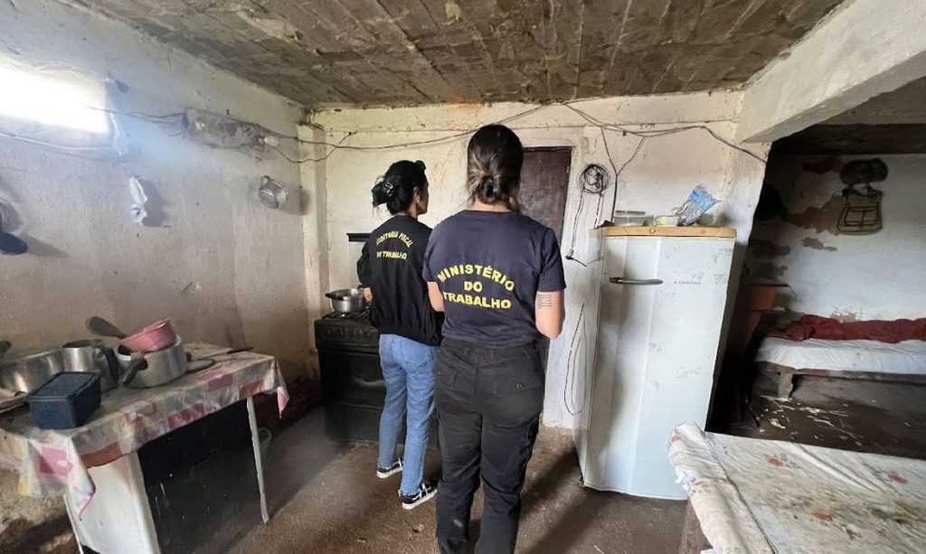 imagem de agentes combatendo o trabalho escravo; foto ilustra matéria Trabalho escravo: mais de 200 pessoas são resgatadas em GO e MG