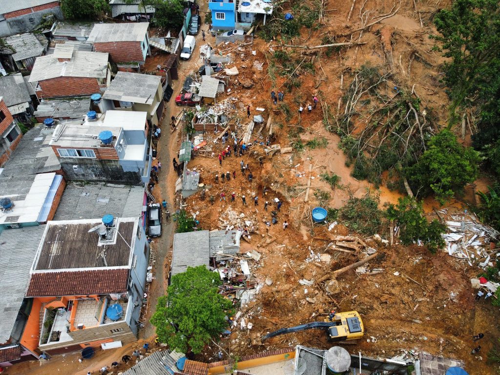 imagem de casas destruídas pelas fortes chuvas no litoral; foto ilustra matéria sobre Tragédia do Litoral Norte completa um mês e governo de SP avança com obras