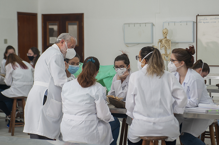 imagem de estudantes do cuso de Medicina; foto ilustra matéria sobre UNITAU abre inscrições para o Vestibular de Inverno de Medicina