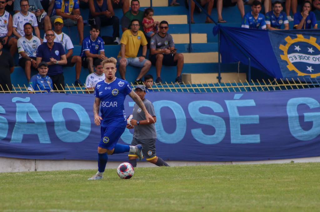 jogador do são josé atuando pela equipe no paulistão