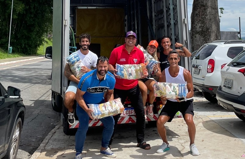 aloísio chulapa, milene domingues e companhia em frente de caminhão com doações para o litoral norte