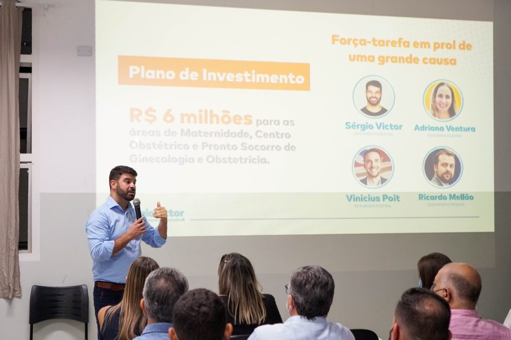 imagem do deputado Sérgio Victor falando com pessoas sobre o plano de investimento para o HMUT; foto ilustra matéria HMUT recebe investimento de R$6 mi para reforma da Maternidade.