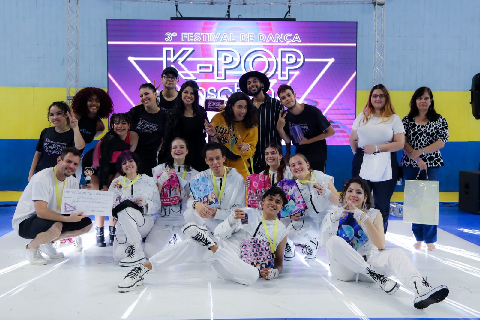 Turma da modalidade K-pop da Apus Studio de Dança.