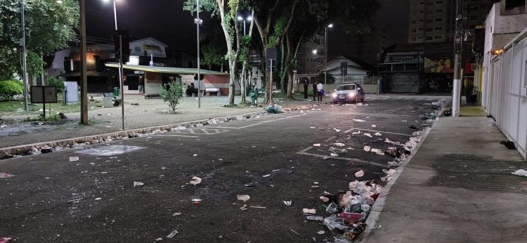 Praça Pedro Américo, na região central de São José dos Campos, após realização do bloco de Carnaval Capivara Neon, com lixo na rua, durante uma noite; foto ilustra matéria sobre explicação do Projeto de Lei do vereador Marcão da Academia, do PSD, que visa regrar as iniciativas.