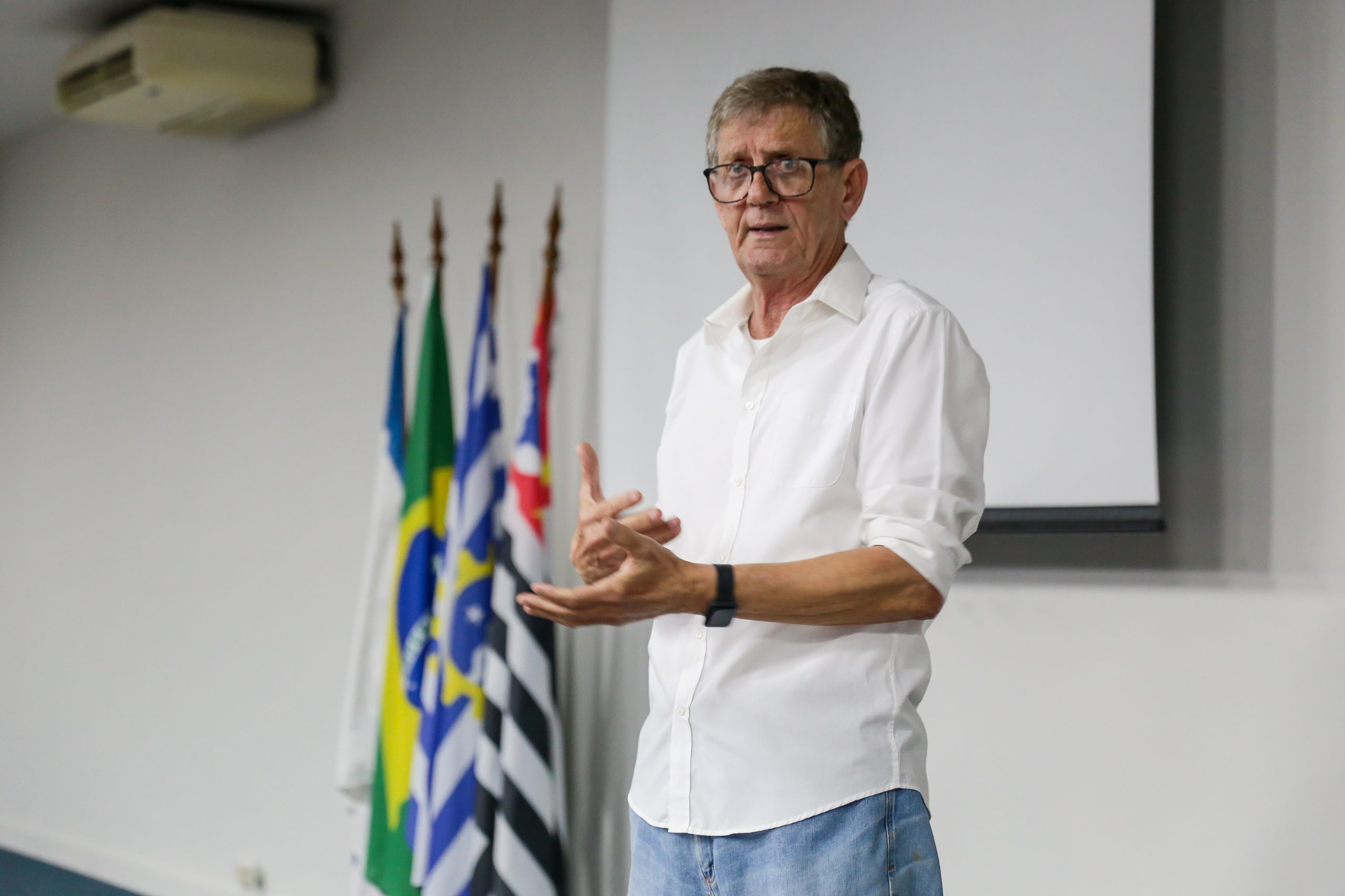 Emanuel Fernandes, ex-prefeito de São José dos Campos, durante uma palestra na ETEP Faculdades, em evento realizado pelo vereador Thomaz Henrique, durante o curso de formação política; na foto ele veste camisa branca, calça jeans e óculos.
