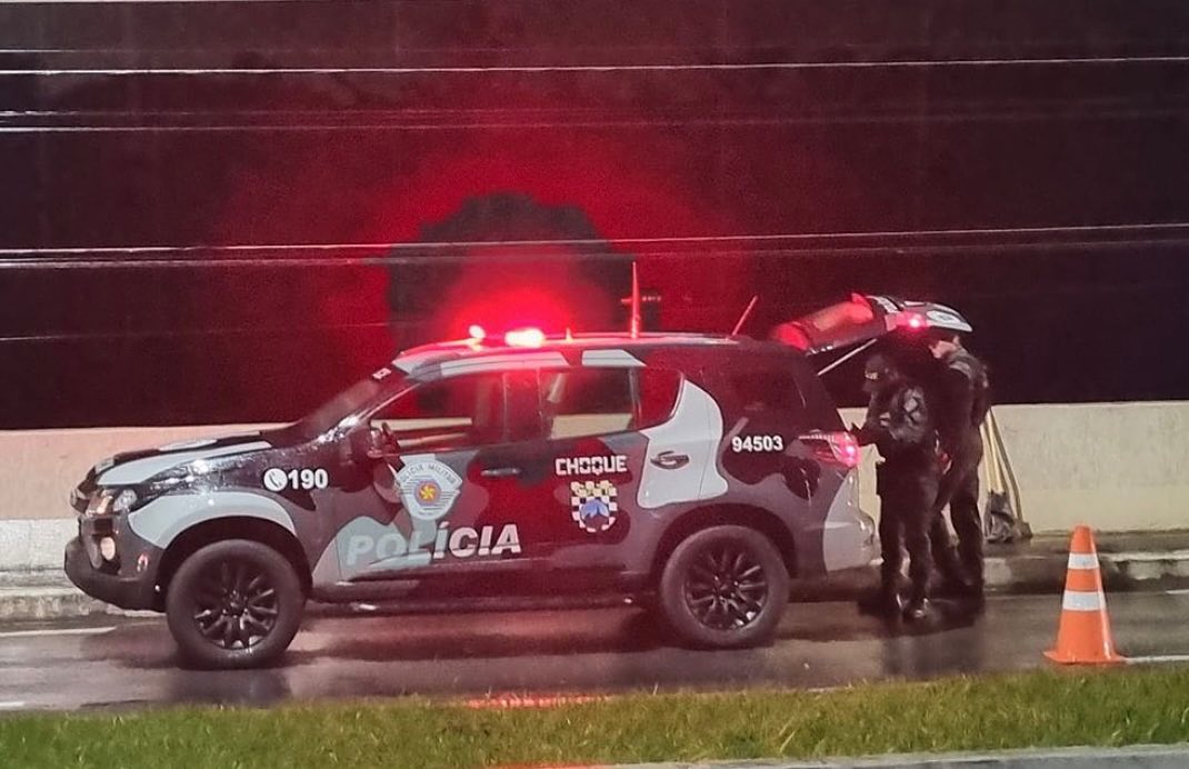 Foto mostra a Polícia Militar desarmando a granada em SJC, encontrada no Urbanova, zona oeste de São José dos Campos.