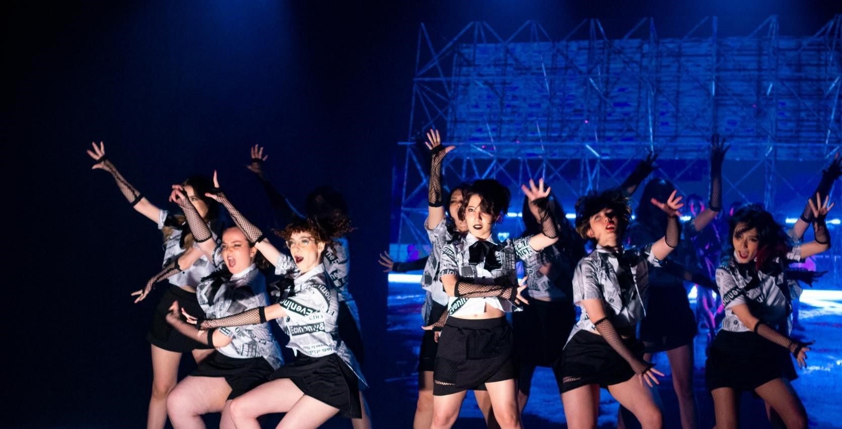 Apresentação de dança da turma de K-pop da CBS