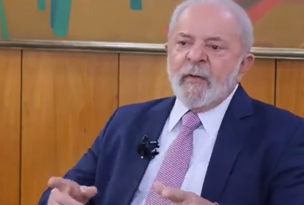 Foto ilustrando matéria sobre Lula falando palavrão lembrar de Sérgio Moro e da própria prisão; na foto ele veste terno preto, camisa branca e gravata rosa.