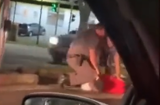 Vídeo mostra MC Paiva preso por policiais militares após dirigir sob efeito de álcool.