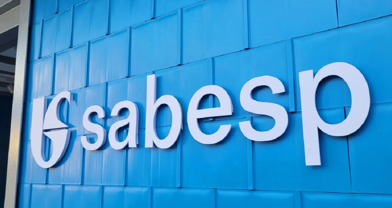 Fachada da Sabesp, em uma parede azul com letras em branco, com uma porta ao lado; foto ilustra matéria sobre desestatização da Sabesp.