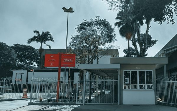 Fachada do prédio do Senai, onde é possível fazer um curso técnico em SJC.