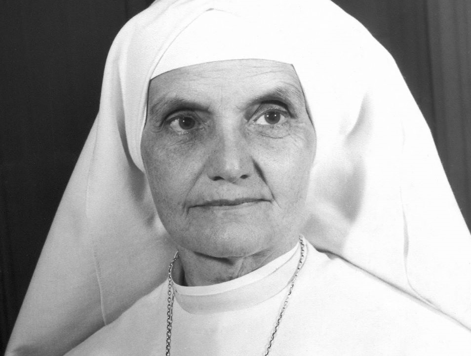Retrato de Madre Maria Teresa de Jesus Eucarístico, em preto e branco, olhando para o lado, com uma corrente; foto ilustra matéria sobre exposição da fase sanatorial de SJC (São José dos Campos) no Vale Sul Shopping.