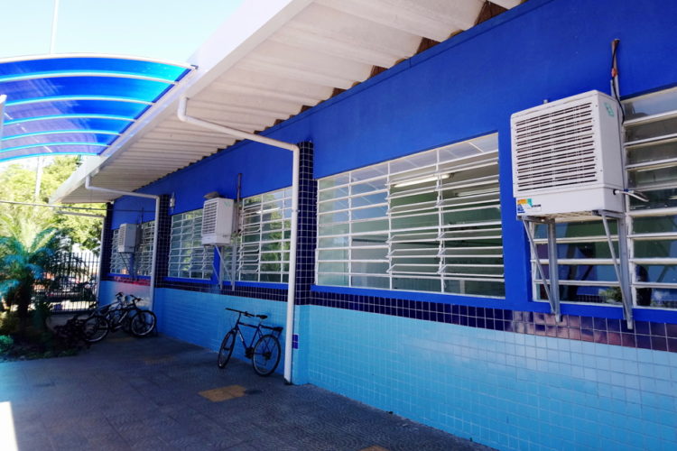 Fachada da Emef Profª Lúcia Pereira Rodrigues, no Jardim Santa Fé, em São José dos Campos, com cores azul e branca. Foto ilustra matéria sobre vigilantes nas escolas de SJC e possibilidade de segurança armada.