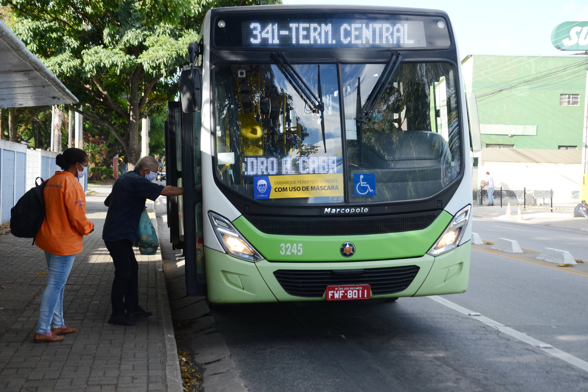 passageiros subindo em ônibus ao lado de ponto em são josé dos campos em linha que vai ao terminal central; linha do buquirinha recebe aumento de frotas e viagens a partir desta segunda (24)