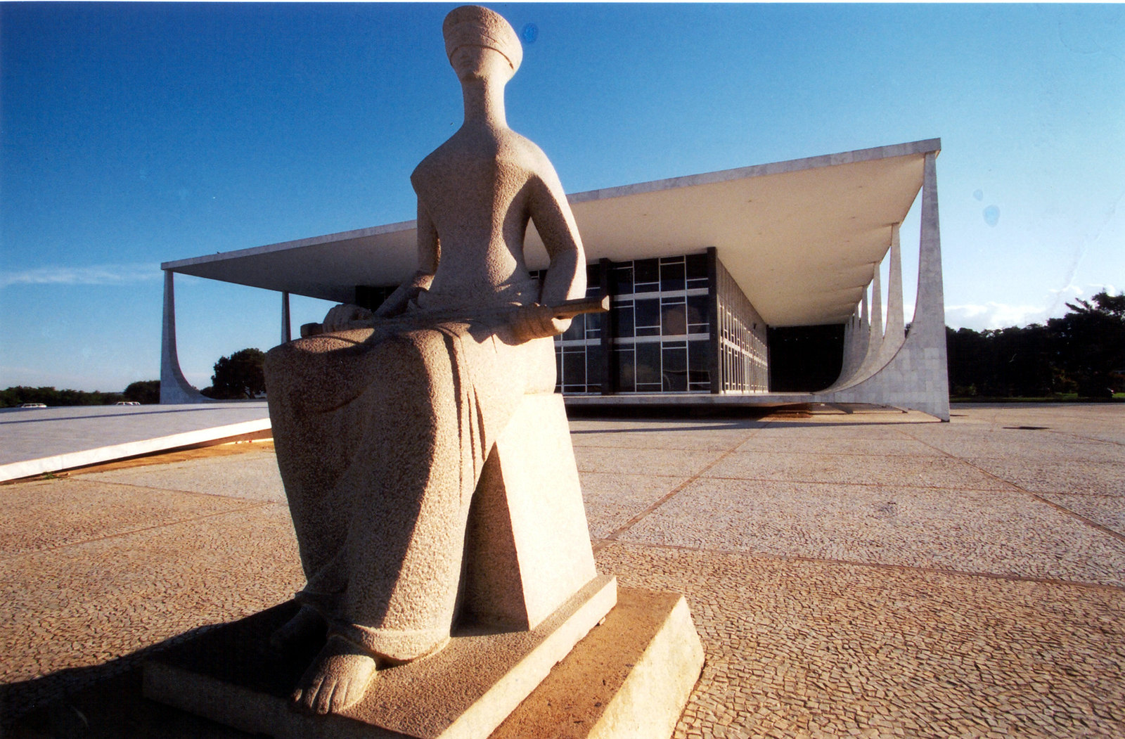 estátua na frente de prédio do stf