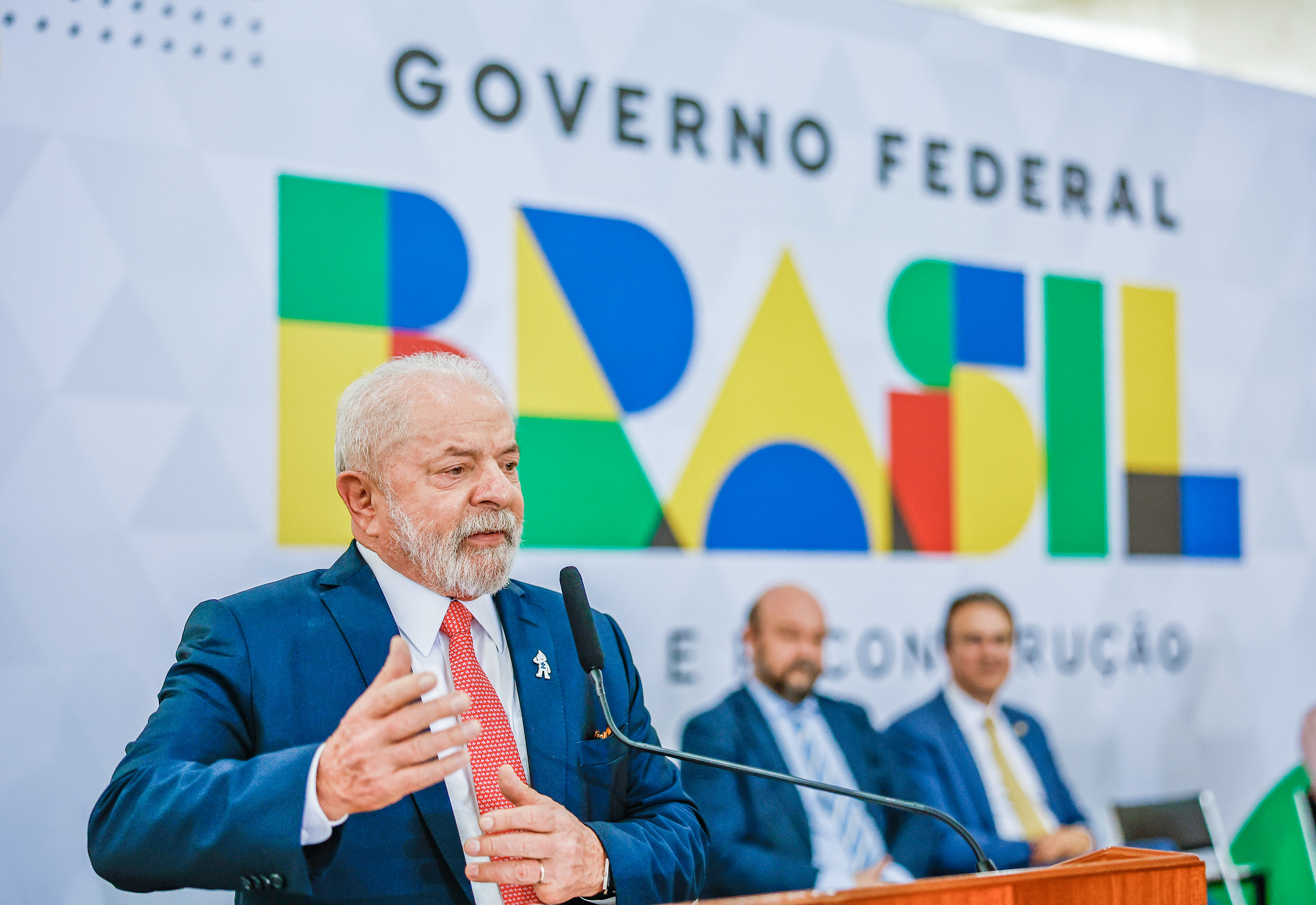 presidente lula discursando em palanque e gesticulando com as mãos