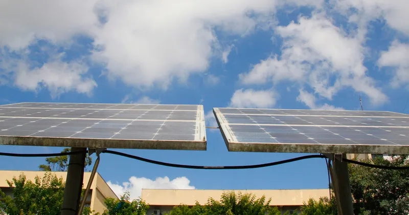 imagem painel de energia solar; foto ilustra matéria sobre Brasil é o 8º país em raking com maior produção de energia solar