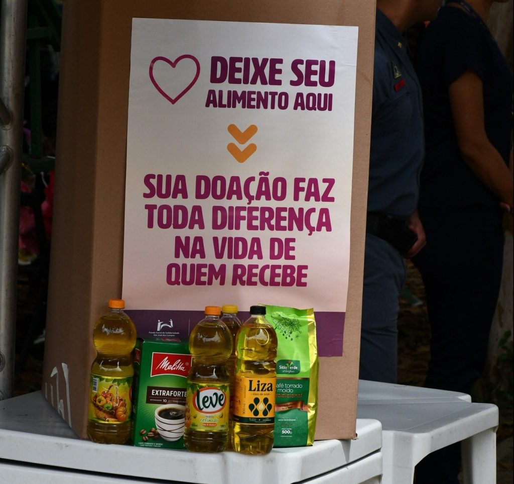 imagem de caixa com doação de alimentos; foto ilustra matéria sobre +Gastronomia realiza ação social em prol de famílias carentes