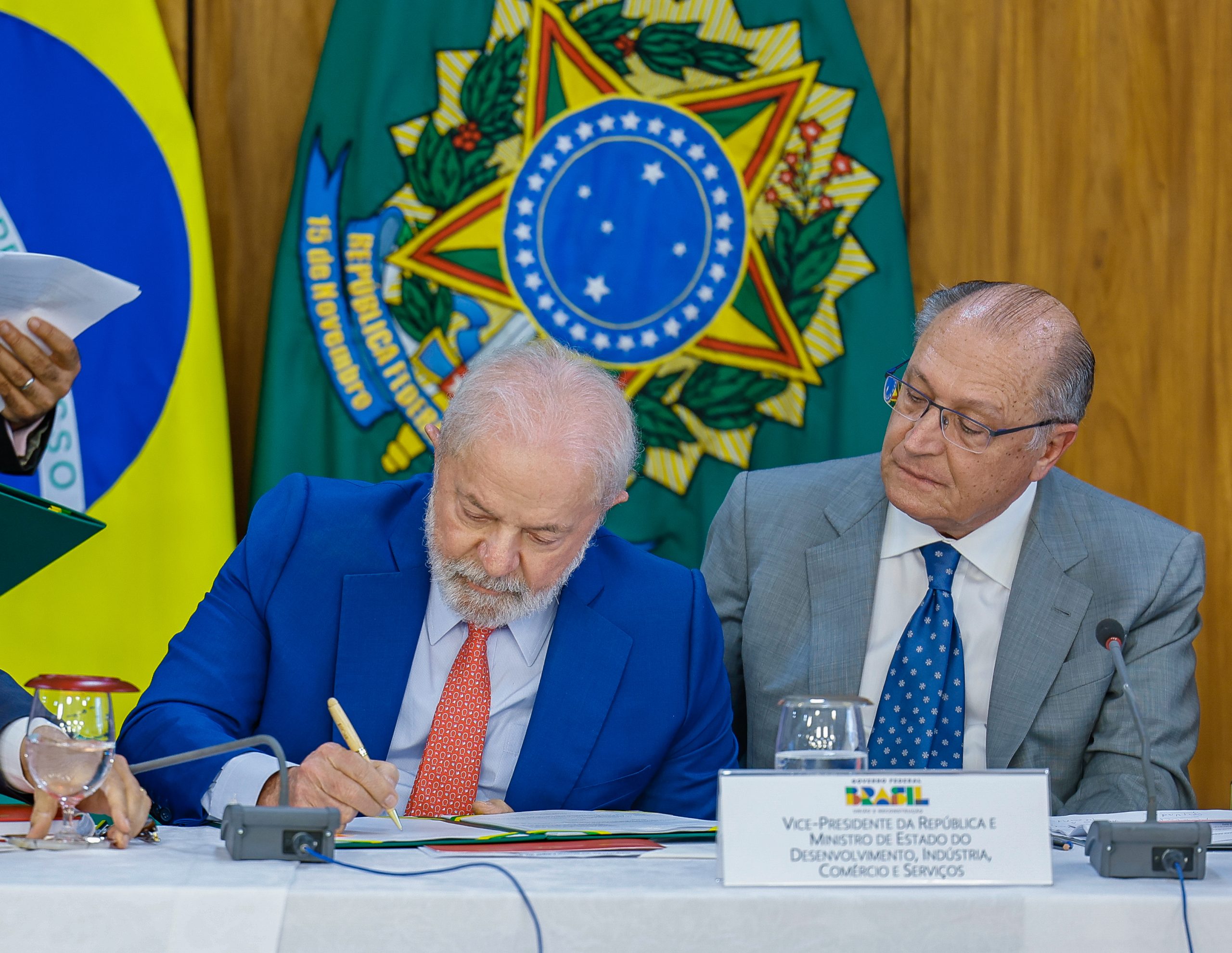 imagem de Lula e Alckmin; foto ilustra matéria sobre Grupo de trabalho é criado para prevenir violência nas escolas