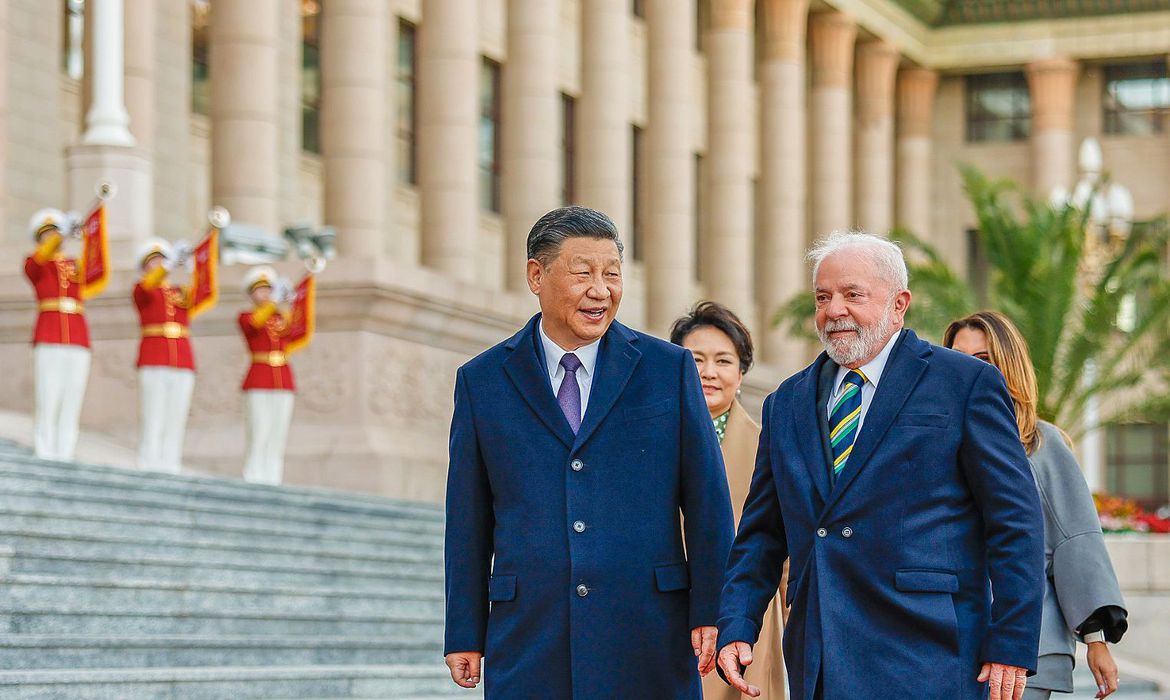 Lula na China, ao lado do presidente Xi Jinping, com Janja e a primeira-dama chinesa ao fundo; foto ilustra matéria sobre a parceria do satélite CBERS, do INPE, cuja sede é em São José dos Campos (SJC).