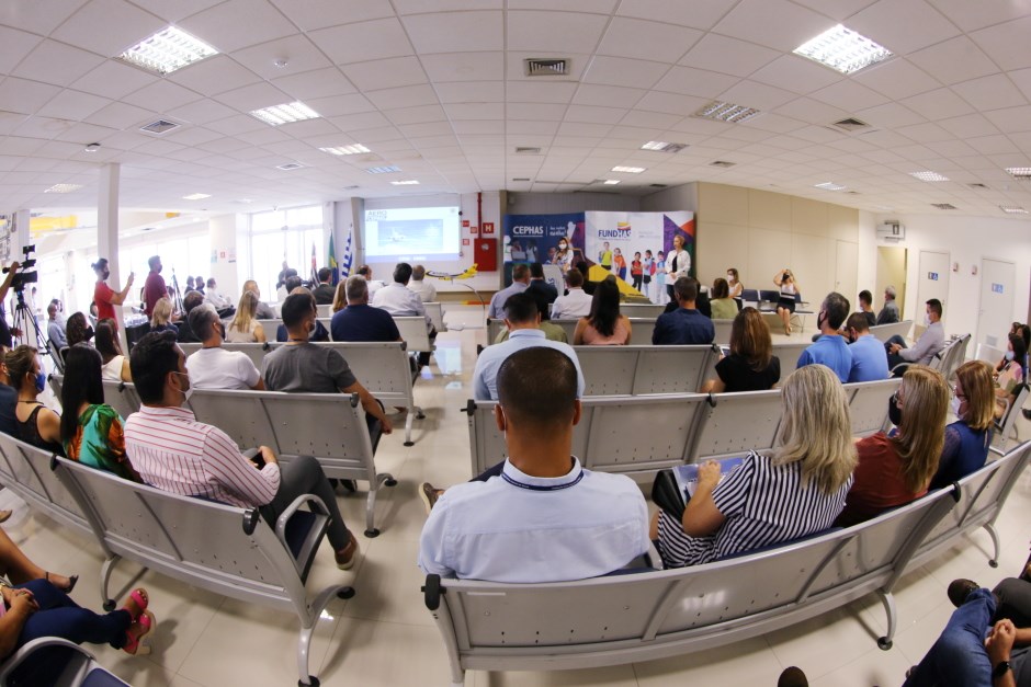imagem de pessoas sentadas para falar sobre o Qualifica São José; foto ilustra matéria sobre Qualifica São José tem 2.606 vagas abertas até a próxima segunda (17)